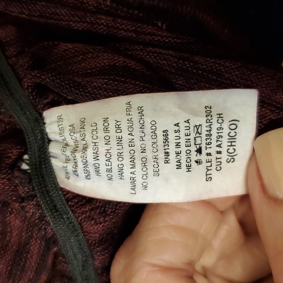 🎄5/$30🎄New Stripped V Top - Picture 7 of 7